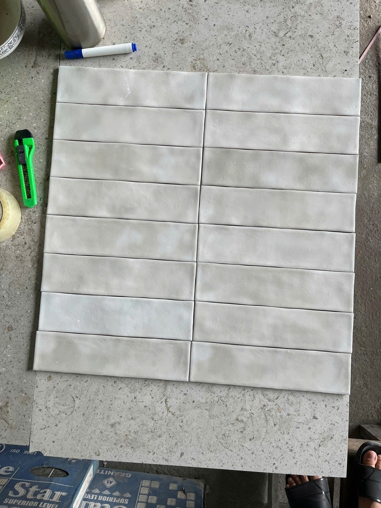 Gạch thẻ Việt Nam KT 75x300 mmxám nhạt bóng lượn loại 1 mã 0377-0