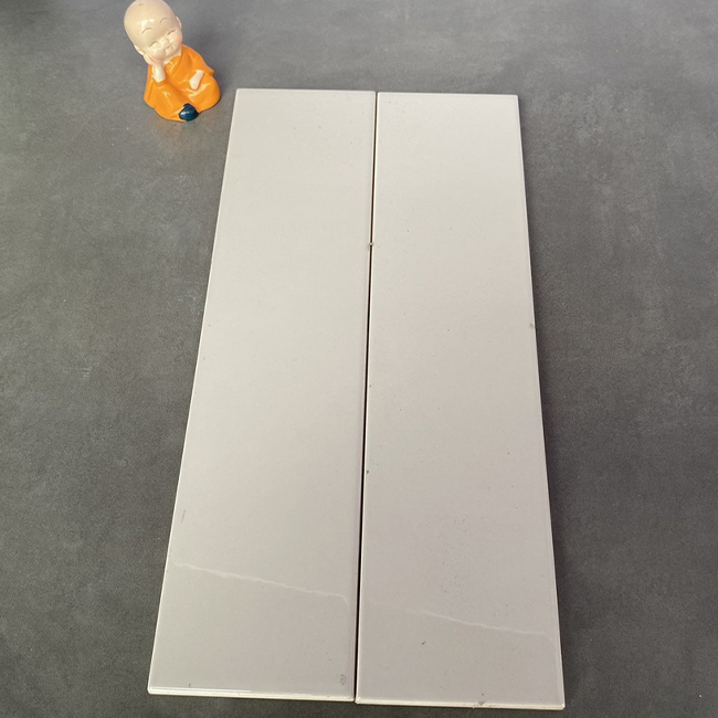 Gạch thẻ cao cấp xám nhạt bóng phẳng 75x300 mm mã PSTA75303